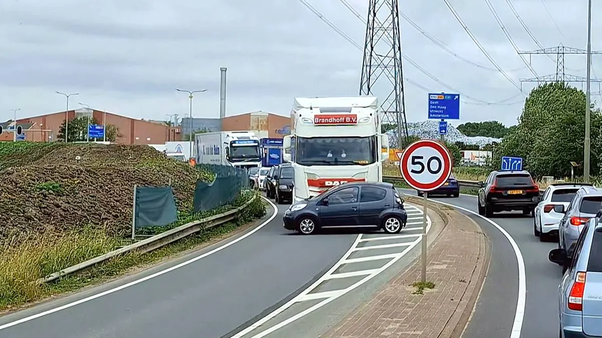 thumb_vk_Ritsen_voor_vrachtwagen_bij_Wateringen_is_niet_helemaal_goed_gegaan_voor_bestuurder_autootje