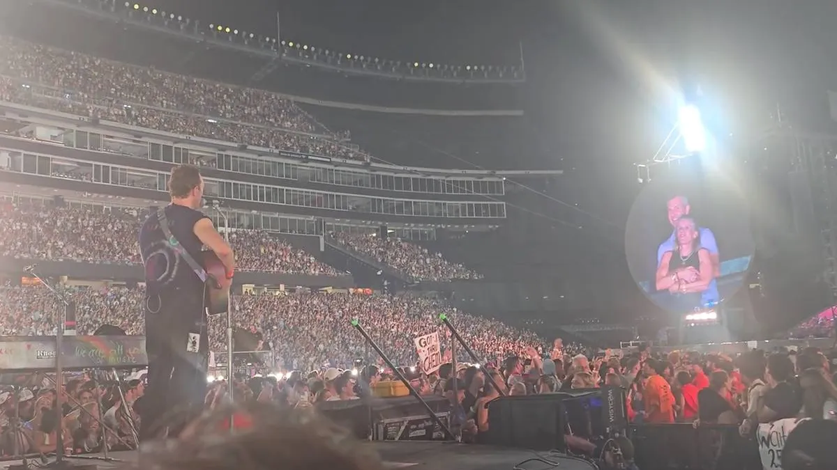 thumb_vk_Volledige_Coldplay_Kiss_Cam_duikt_op_CEO_en_HR_hoofd_centraal_in_genant_viral_moment