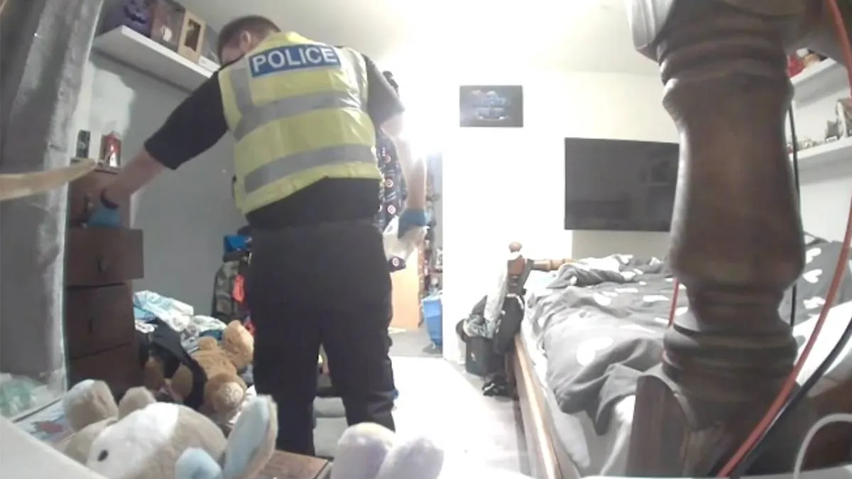 thumb_vk_Britse_agent_jat_slipje_tijdens_huiszoeking_en_staat_vol_op_camera