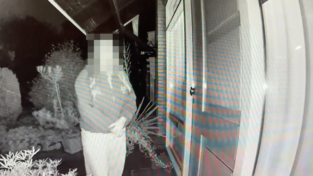 thumb_vk_Deurbelcamera_legt_wanhopig_meisje_vast_in_Lemelerveld_moeder_reageert_op_viral_video