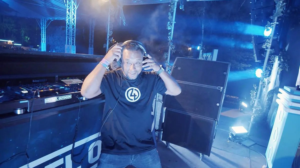 thumb_vk_DJ_Panic_neemt_DJ_na_hem_te_grazen_door_knotsgekke_tune_op_te_zetten