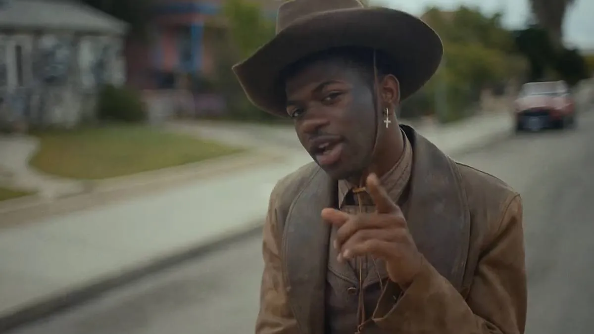 thumb_vk_Lil_Nas_X_gearresteerd_in_LA_in_onderbroek_over_straat_en_aanval_op_agent