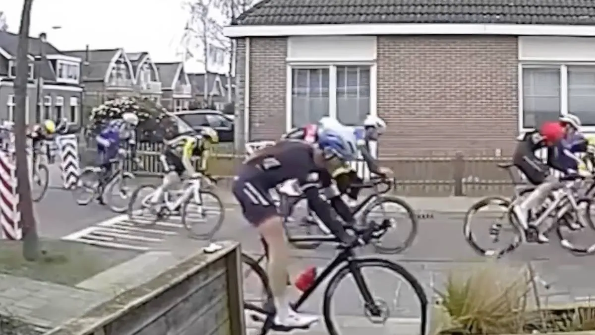 thumb_vk_Nou_ja_zeg_Zit_er_zomaar_een_wielrenner_in_je_tuin