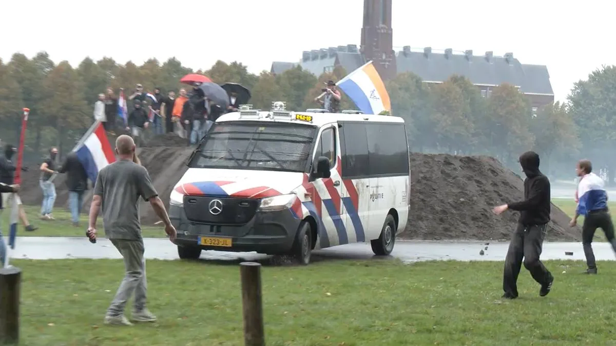 thumb_vk_Bender_laat_zien_dat_hooligans_klaar_zijn_met_AZCs_en_Den_Haag_in_de_fik_zetten