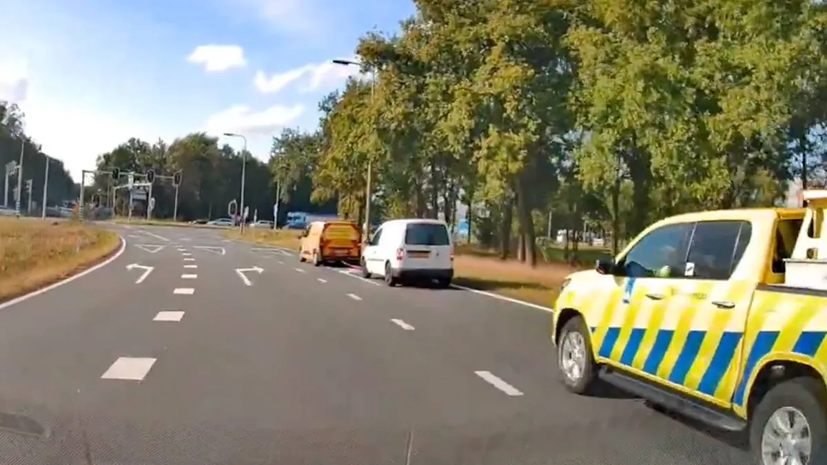 thumb_vk_Dame_in_Caddy_heeft_pech_en_wordt_gesleept_door_de_Wegenwacht_gaat_FOUT