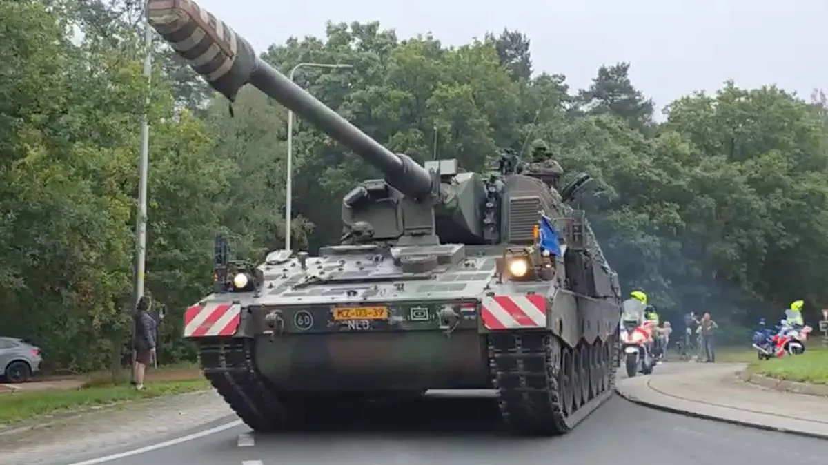 thumb_vk_Militaire_colonne_trekt_door_Nederland_indrukwekkende_beelden