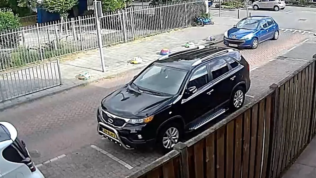 thumb_vk_Vrouw_in_auto_ziet_in_Rotterdamse_wijk_Ommoord_een_hek_over_het_hoofd