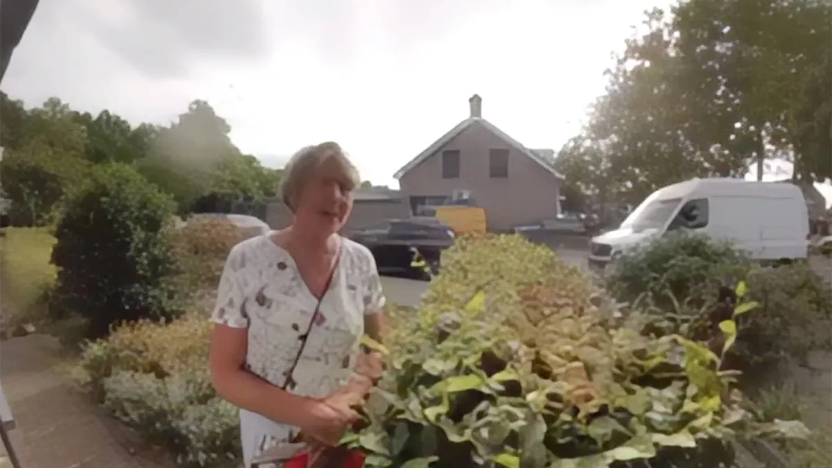 thumb_vk_Vrouw_komt_collecteren_voor_het_spierfonds_maar_man_is_al_een_spier_aan_het_trainen