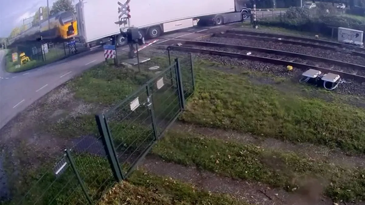 thumb_vk_Beelden_van_bizar_treinongeluk_in_Meteren_vrachtwagen_vol_peren_wordt_compleet_doorboord_door_trein