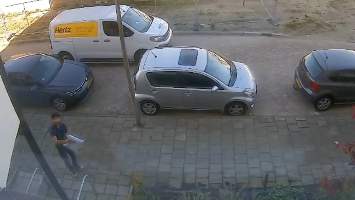 thumb_vk_Bezorger_van_Shein_probeert_pakje_in_Deventer_naar_boven_te_gooien