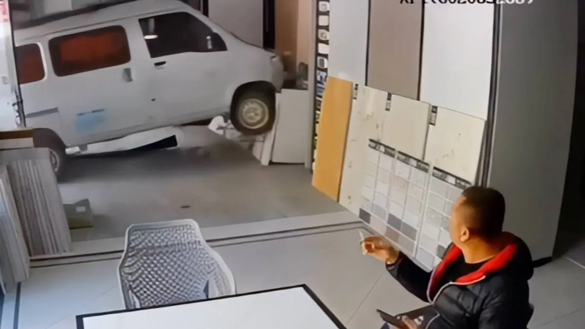 thumb_vk_Busje_pakt_even_een_indoorparkeerplaats