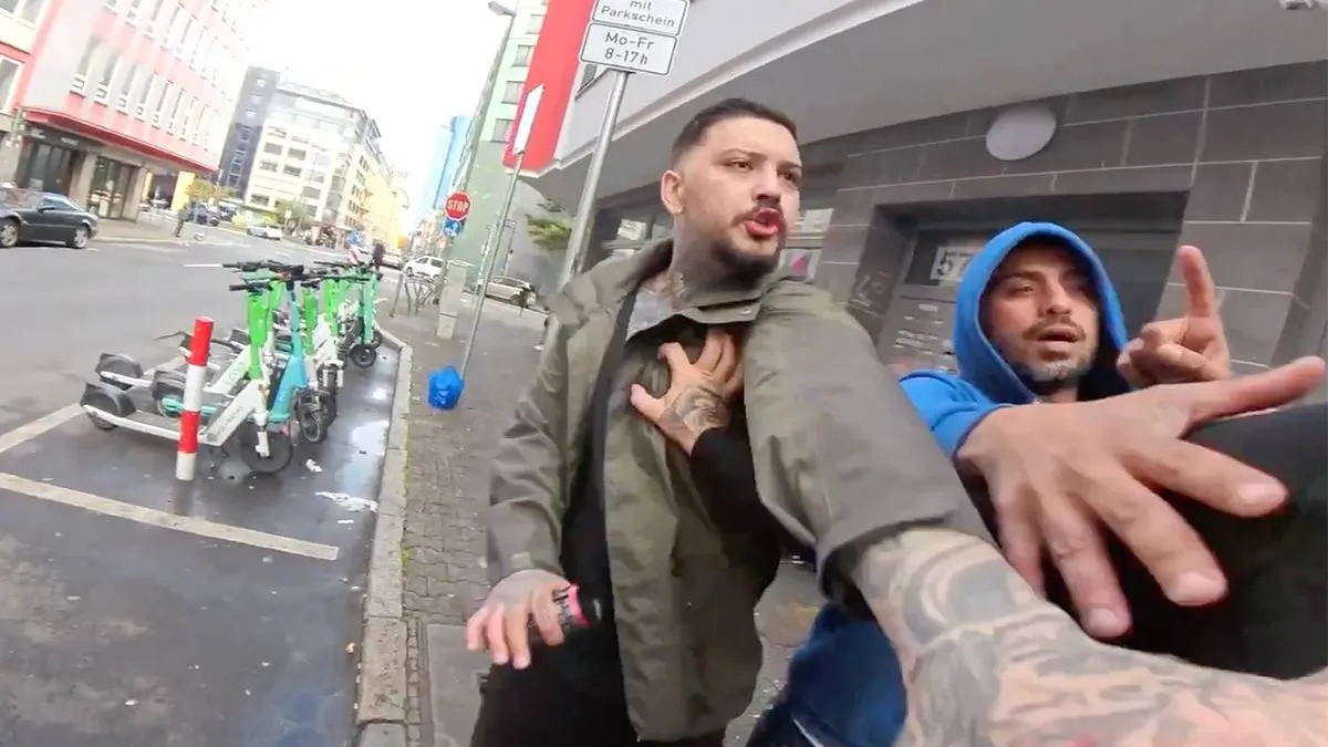 thumb_vk_Camera_uit_handen_geslagen_van_Nederlandse_YouTuber_tijdens_bezoek_aan_zombiewijk_in_Frankfurt