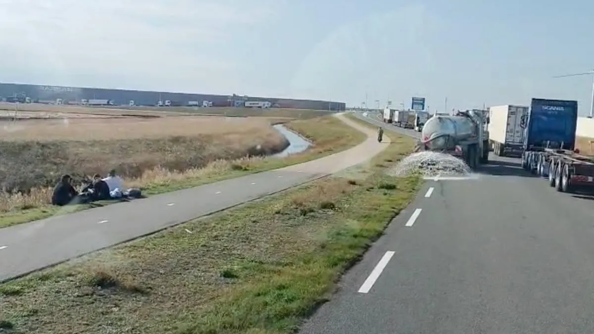 thumb_vk_Hoppa_Protesten_op_de_Maasvlakte_kun_je_heel_makkelijk_met_giertank_oplossen
