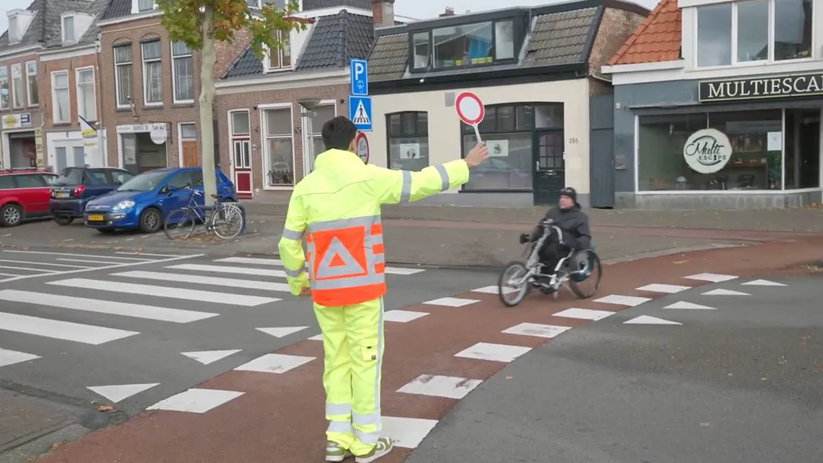 thumb_vk_Journalist_gaat_de_rotonde_op_Het_is_een_grote_voorrangschaos_in_Nederland