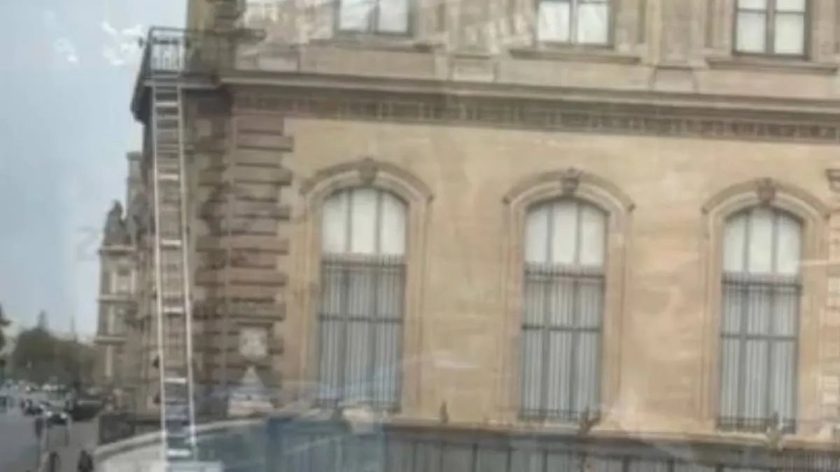 thumb_vk_Overvallers_klimmen_met_ladder_het_Louvre_binnen_en_jatten_juwelen_van_Napoleon