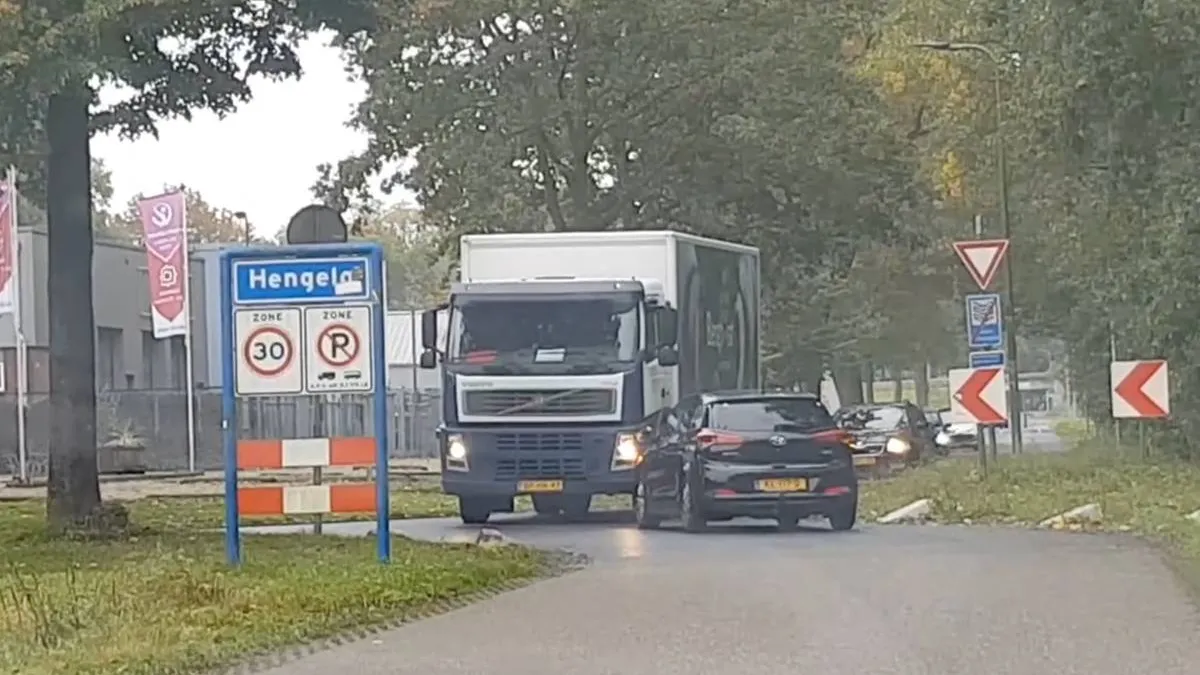 thumb_vk_Patstelling_in_Hengelo_automobilist_in_zwart_autootje_doet_gewoon_moeilijk