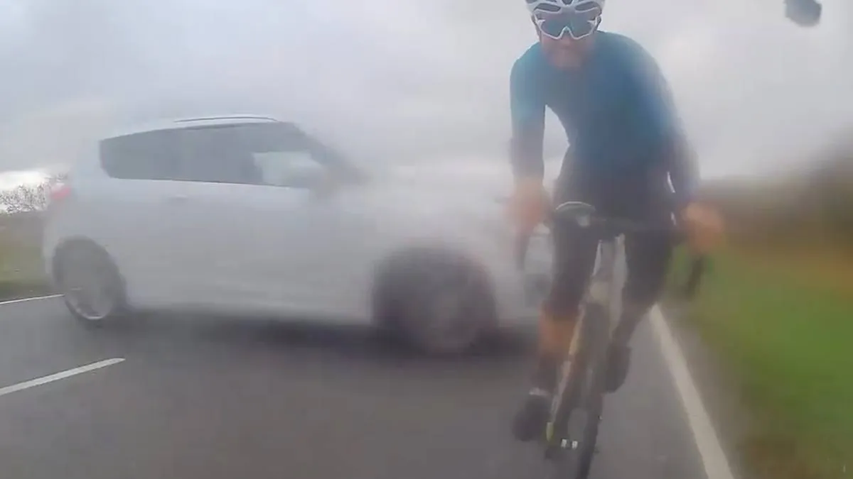 thumb_vk_Engelse_wielrenner_heeft_engeltje_op_zijn_schouder_wordt_bijna_gegrepen_door_langs_vliegende_auto