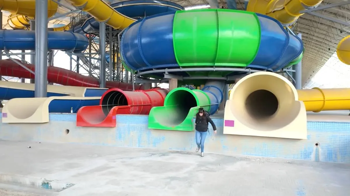 thumb_vk_Nederlandse_avonturier_bezoekt_verlaten_indoor_waterpretpark
