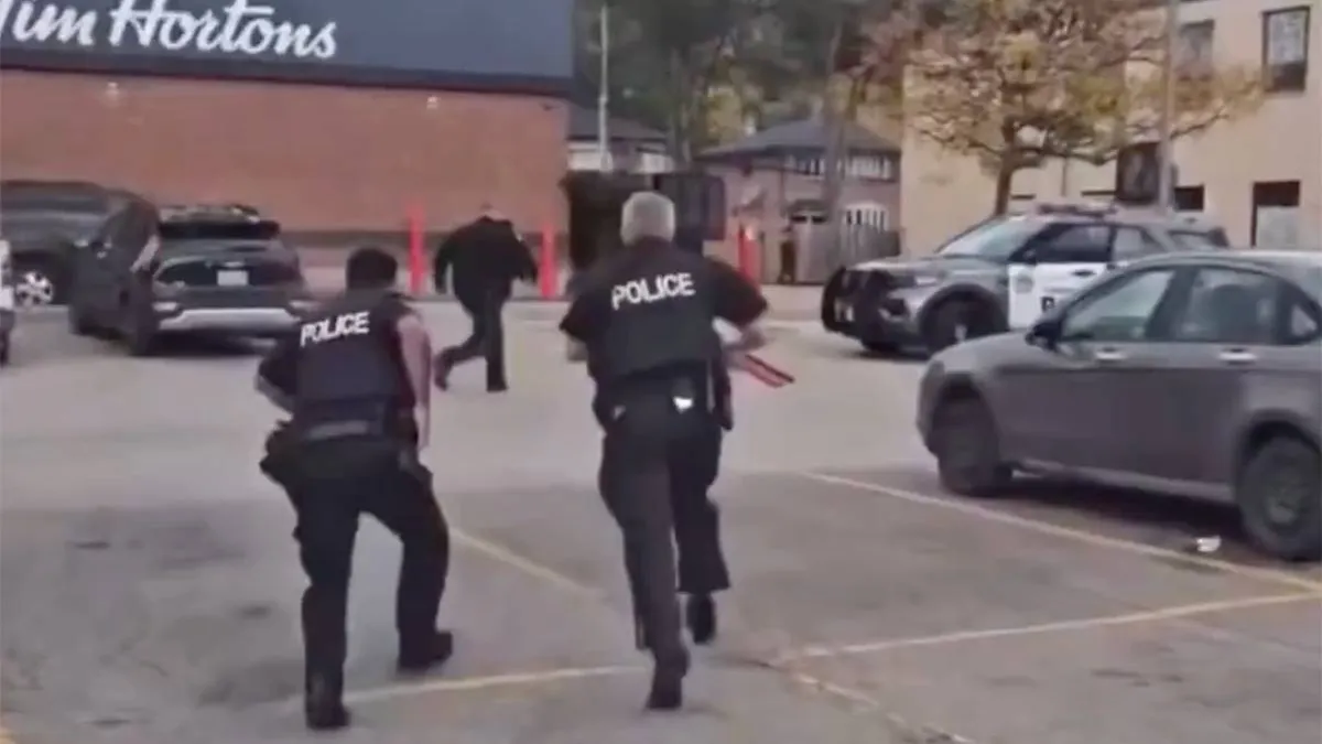 thumb_vk_Politiewagen_helpt_mee_bij_arrestatie_Taser_paniek_en_rollende_cruiser_in_Toronto