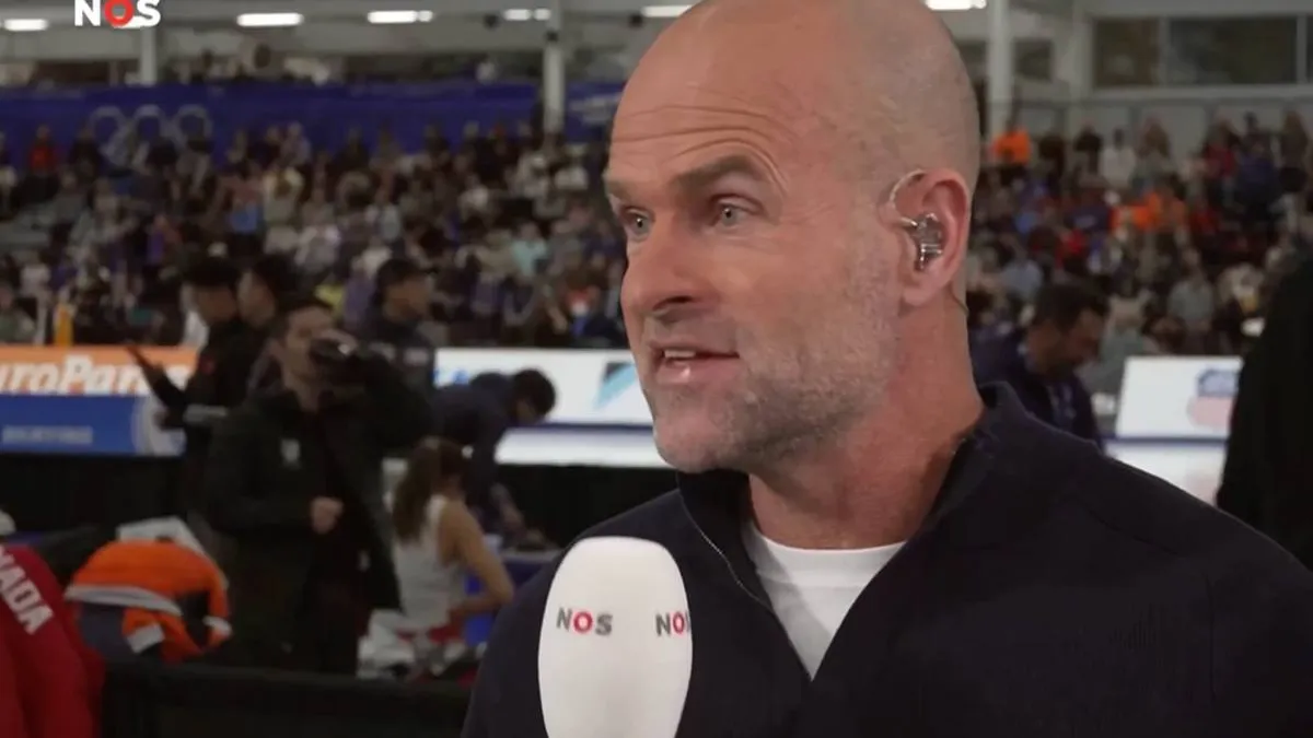 thumb_vk_Schaatsster_trekt_per_ongeluk_meer_uit_dan_haar_schaatspak_en_dat_is_vermakelijk_om_naar_te_bekijken