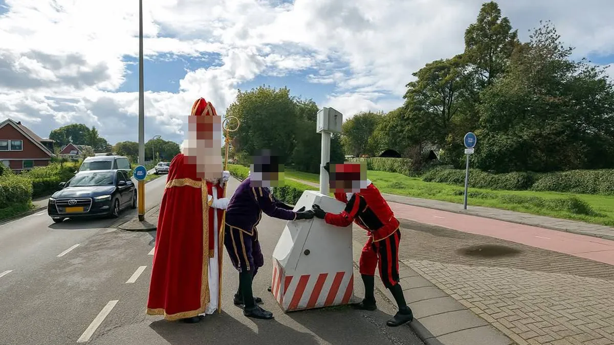 thumb_vk_Sinterklaas_en_zijn_Pieten_halen_flitspaal_Westland_weg