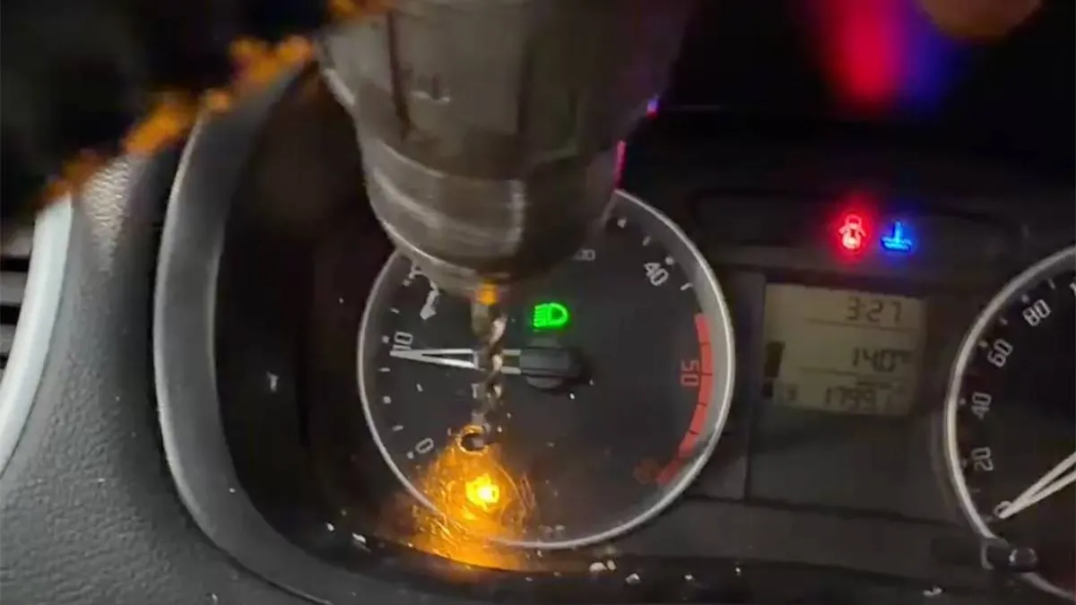 thumb_vk_Stond_er_nou_toch_maar_een_tutorial_over_het_lampje_van_de_Skoda_online