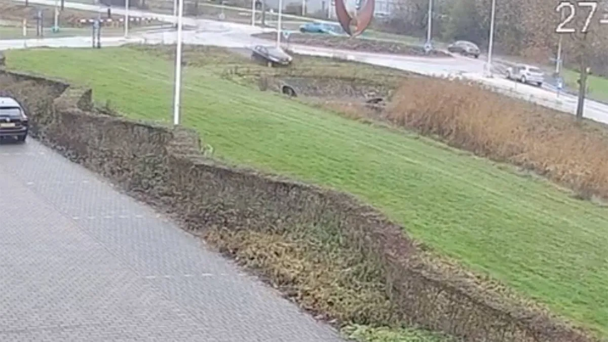 thumb_vk_Video_Automobiliste_duikt_met_auto_de_vijver_in_Nijverdal_in