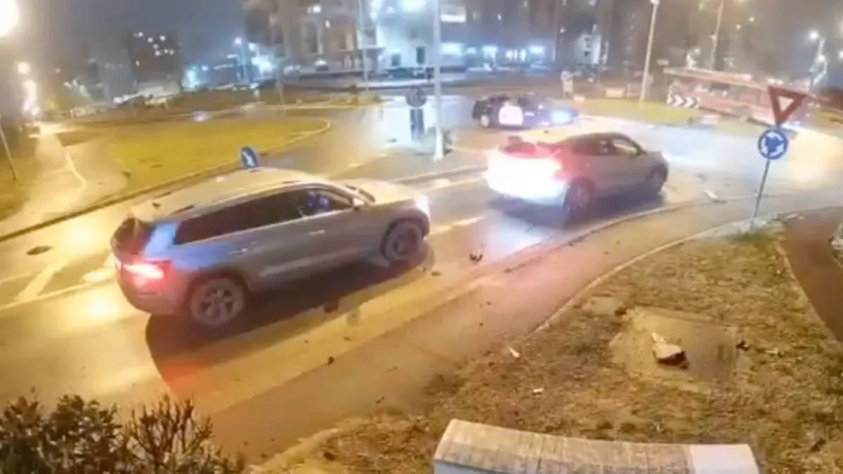 thumb_vk_Bestuurder_vliegt_over_rotonde_in_Roemenie_nadat_hij_onwel_wordt_achter_het_stuur