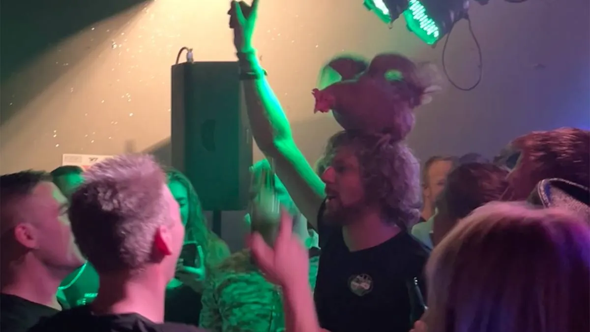 thumb_vk_Iemand_neemt_kip_mee_naar_feest_in_Oudewater