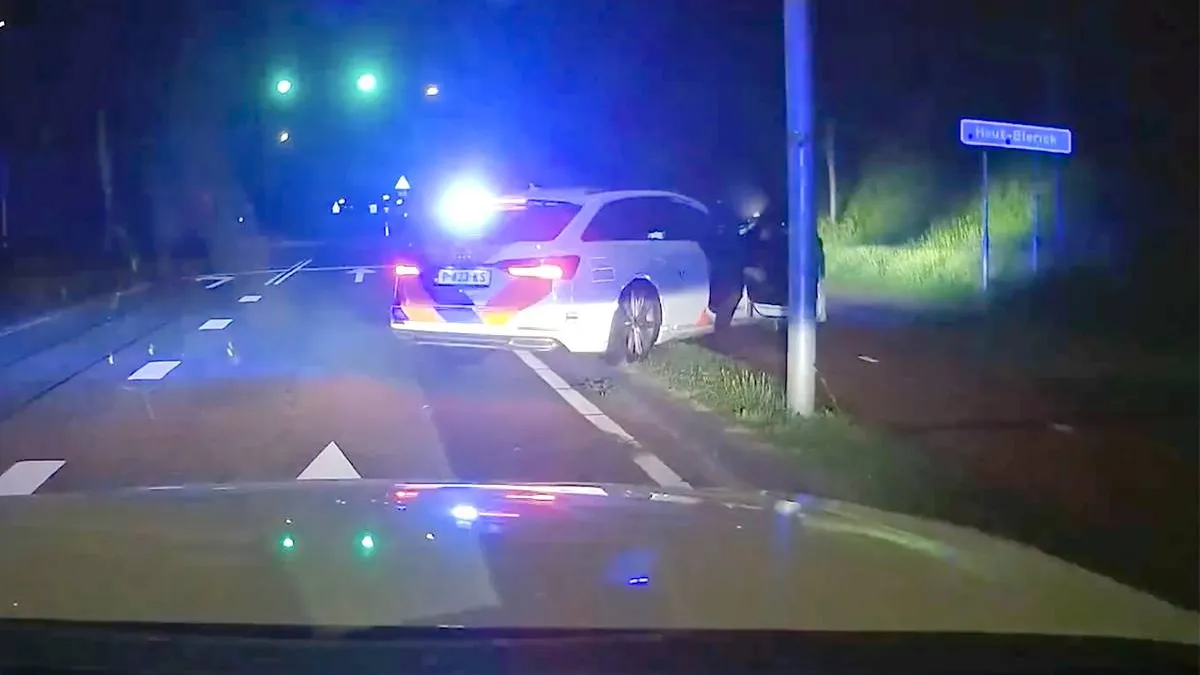 thumb_vk_Politie_jaagt_Porsche_met_250_km_u_over_A73_achtervolging_eindigt_in_lantaarnpaal_video