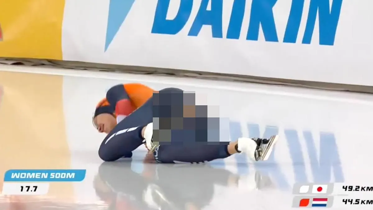 thumb_vk_Suzanne_Schulting_valt_tijdens_World_Cup_2025_en_nu_weet_iedereen_wat_ze_onder_haar_schaatspakje_draagt