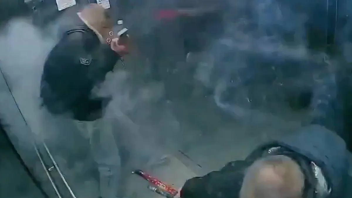 thumb_vk_Twee_Russen_steken_vuurwerk_af_in_lift_en_dat_loopt_natuurlijk_volledig_mis