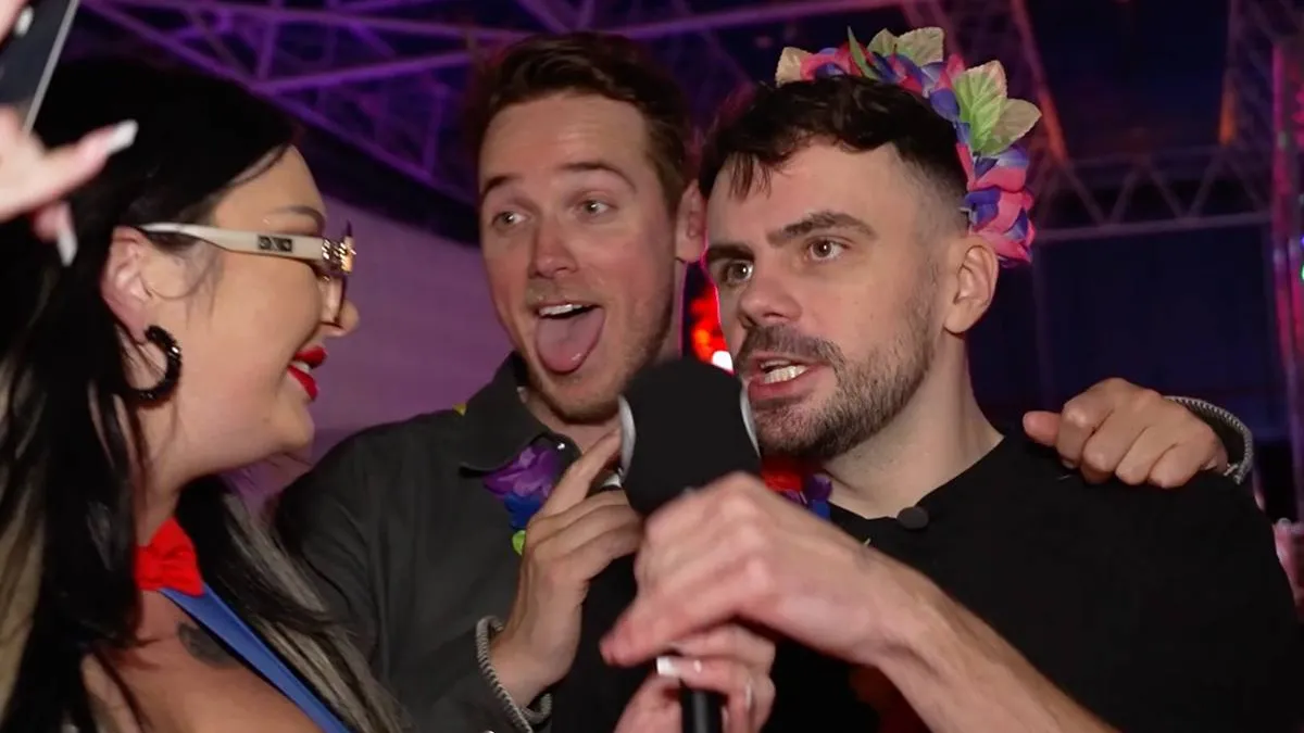 thumb_vk_Youtuber_Frank_Slotta_en_gamer_Don_Kaaklijn_laten_zich_in_hun_gezicht_tuffen_op_de_Kamasutrabeurs