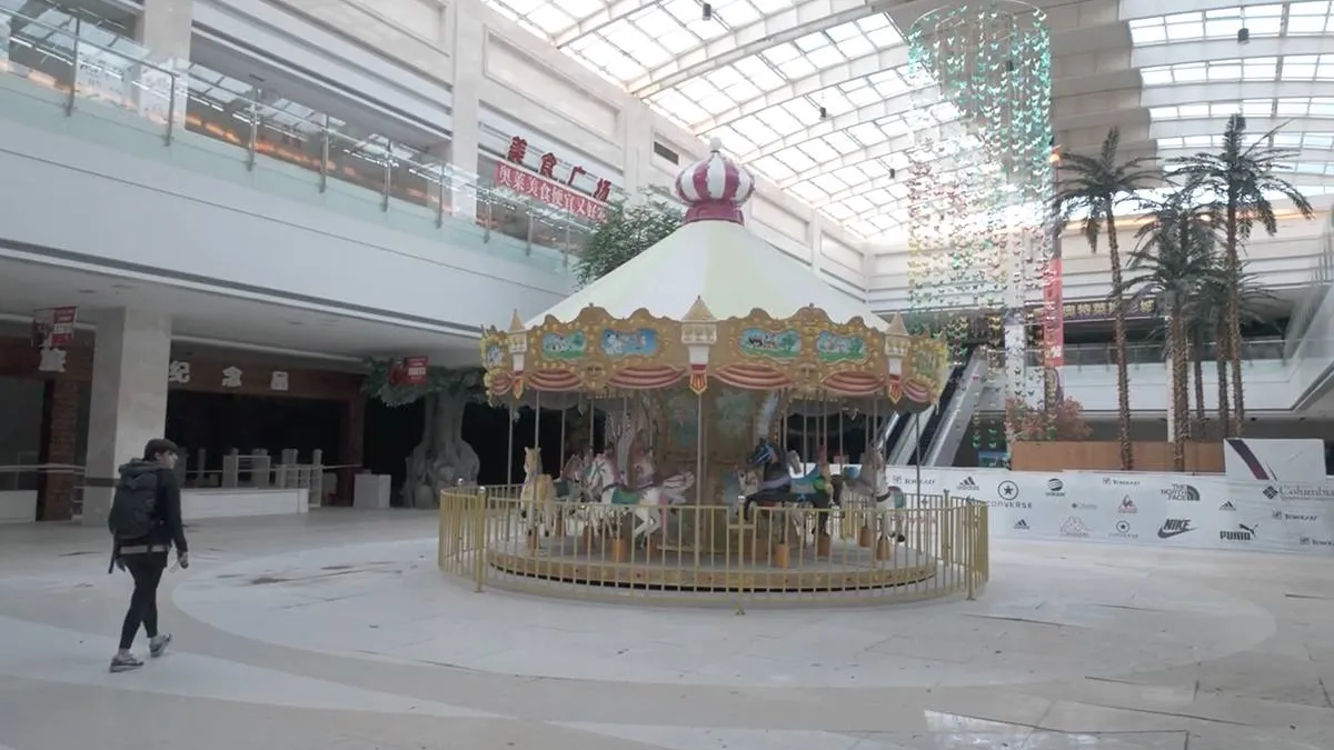 thumb_vk_Zo_ziet_een_verlaten_winkelcentrum_vol_dure_spullen_eruit