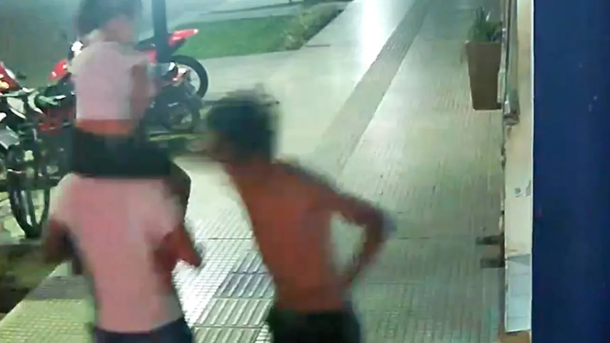 thumb_gek_slaat_vader_neer