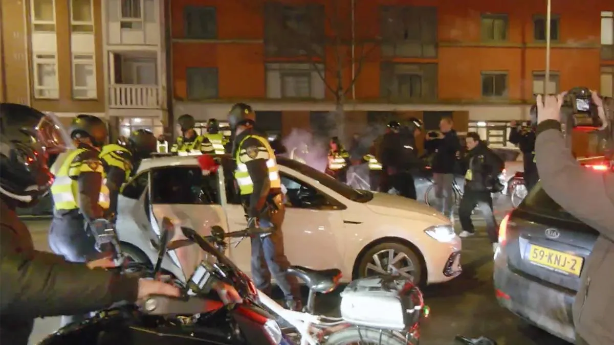 thumb_vk_Bender_laat_chaos_in_de_Schilderswijk_zien_na_verloren_finale_Marokko_in_Africa_Cup