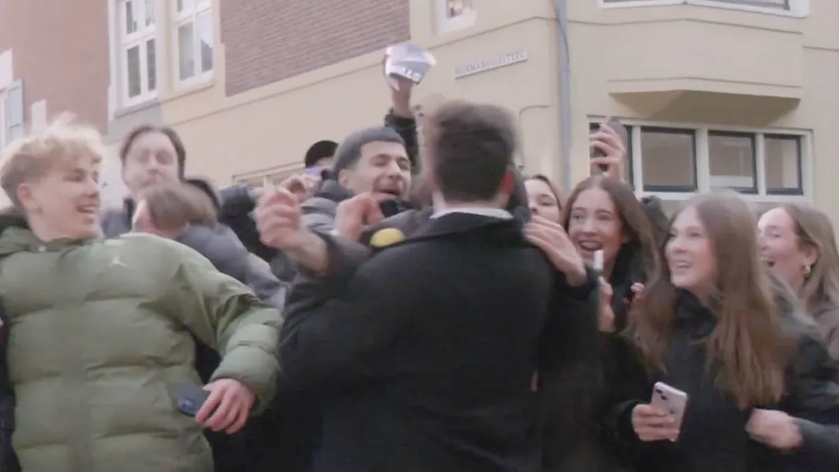 thumb_vk_Bender_laat_zien_hoe_gezellig_de_Anti_PVV_demo_voor_hem_was_in_Delft