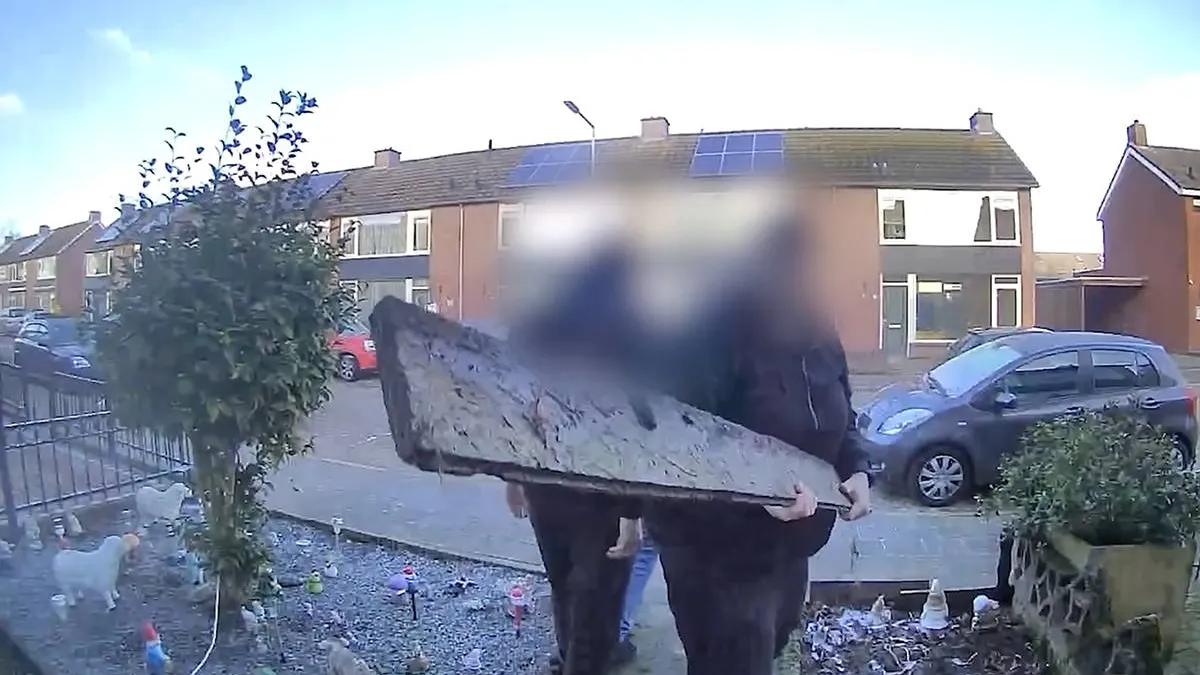 thumb_vk_Boze_buurman_die_olie_op_het_voor_gooit_in_burenruzie_in_Halsteren_is_zelf_ook_geen_lieverdje