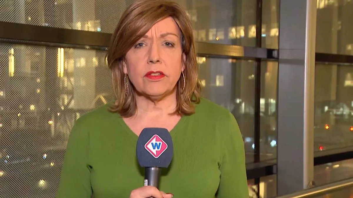 thumb_vk_Kijkers_hangen_bij_verslaggeefster_Monica_aan_de_lippen