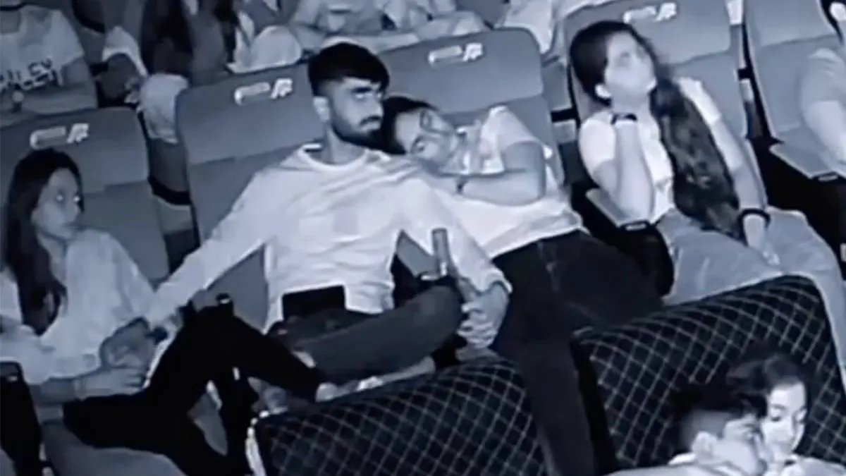 thumb_vk_Man_pakt_een_filmpje_in_de_bioscoop_en_heeft_het_heel_goed_voor_elkaar