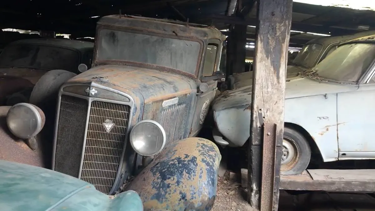 thumb_vk_Nederlandse_avonturier_vindt_schuur_met_verlaten_autos_in_Portugal