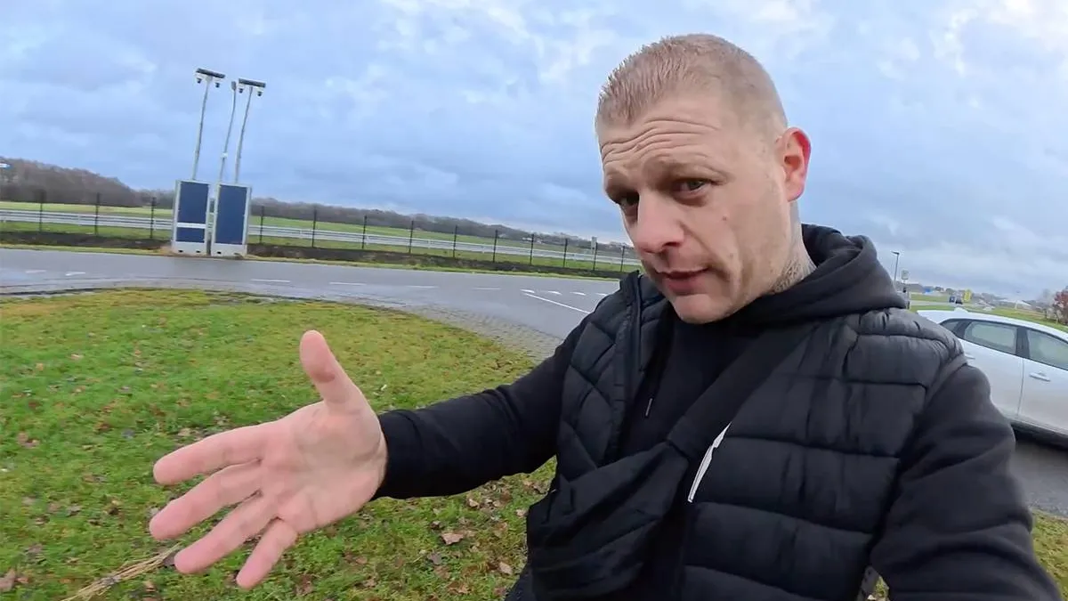 thumb_vk_Twee_politieagenten_zochten_Dutch_Travel_Maniac_thuis_op_voordat_Ter_Apel_video_werd_geplaatst