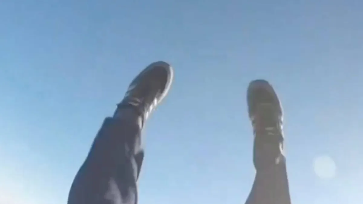 thumb_black_out_parachute