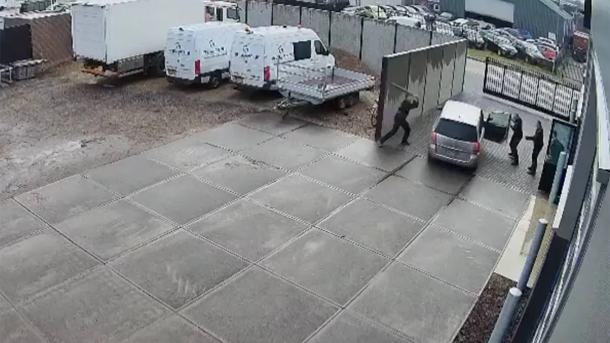 thumb_vk_Beelden_inbrekers_rennen_zich_vast_na_heterdaad_bij_machinebedrijf_in_Oostrum