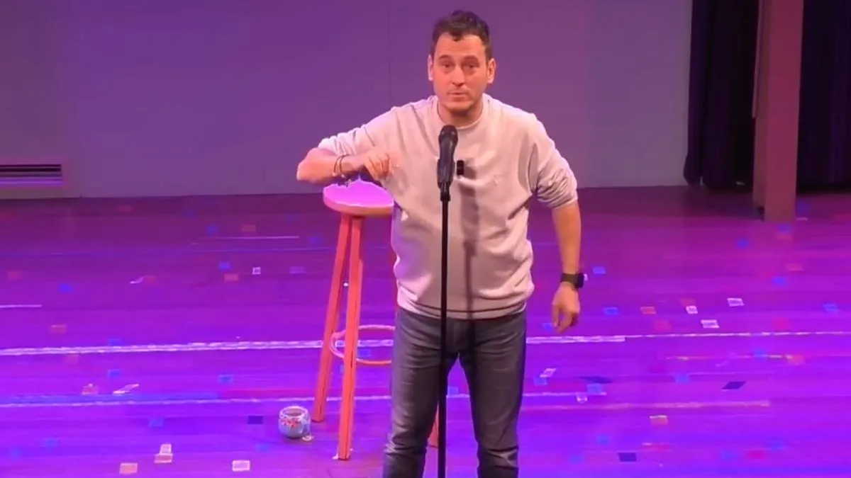 thumb_vk_LGBTQ_mama_is_boos_op_comedian_Anuar_legt_de_show_stil_en_vertrekt