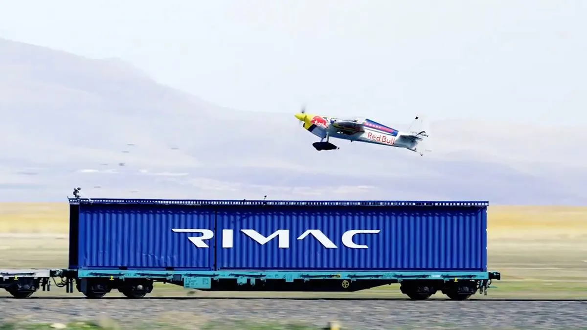 thumb_vk_Piloot_stijgt_op_en_landt_op_een_trein