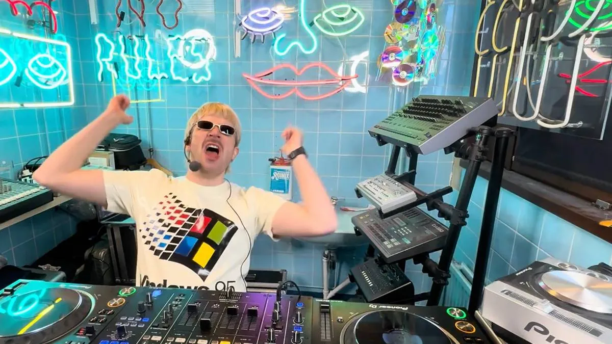 thumb_vk_Vandaag_gaan_we_hakken_op_een_DJ_Windows95Man_gabbersetje