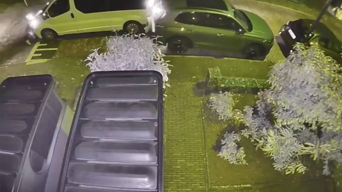 thumb_vk_Best_raar_Vrouw_op_motorkap_van_busje_busje_knalt_op_nieuwe_auto