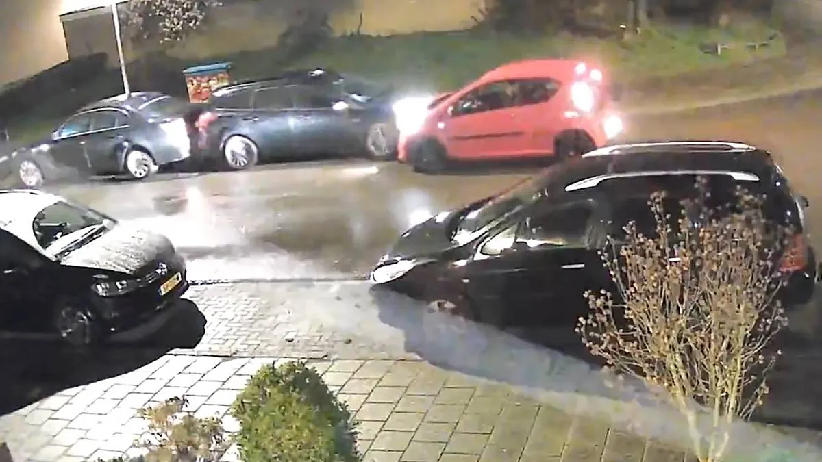 thumb_vk_Bestuurder_knalt_op_geparkeerde_autos_in_Enschede_en_rijdt_gewoon_door