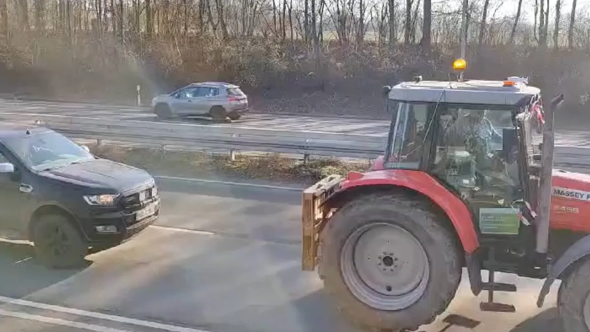 thumb_vk_Boertje_let_niet_op_en_maakt_gigantische_klapper_met_trekker